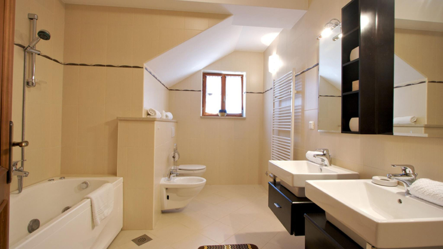 Bathroom 3, Villa Kringa by Villas Guide, Tinjan