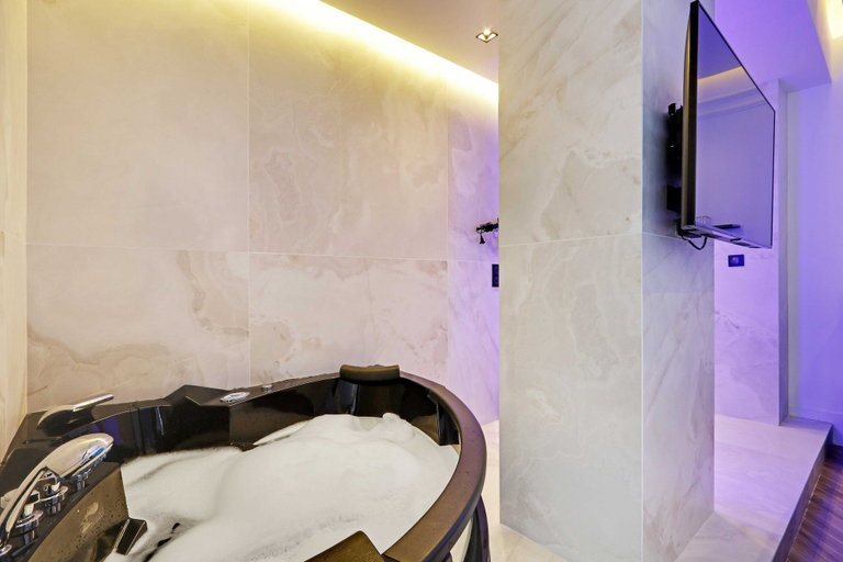 Bathroom 2, Suite With AC and Jacuzzi Beaubourg Le Marais, Paris