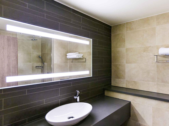 Bathroom 5, Mercure Dartford Brands Hatch Hotel & Spa, Kent