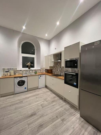 Others 4, Welsh Getaway Apartment - Town Centre, Merthyr Tydfil