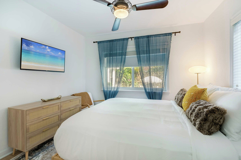 Interior 5, Garden Grove, 3BR Miami Home With Private Pool, Miami-Dade