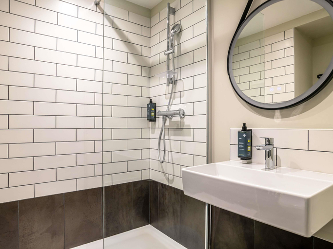 Bathroom 5, ibis Bordeaux Nord Carbon Blanc, Gironde