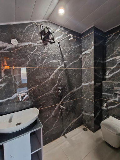 Bathroom 3, Sunrise Villa, Shimla