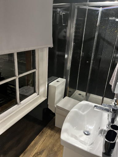 Bathroom 5, The White Hart, Surrey