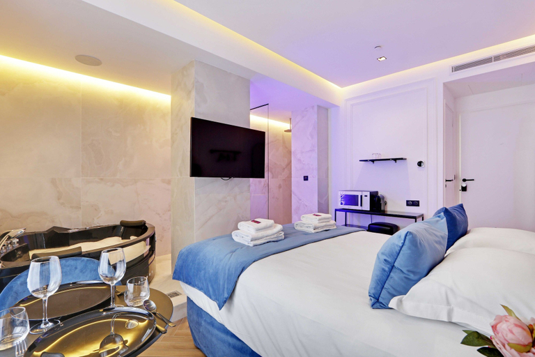 Room 5, Suite With AC and Jacuzzi Beaubourg Le Marais, Paris