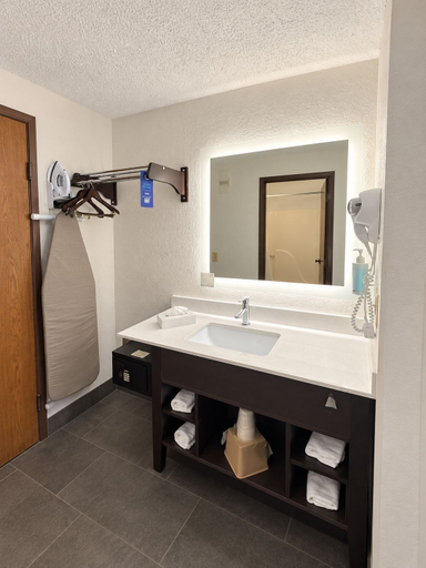 Bathroom 5, Super 8 by Wyndham Madison South, Dane