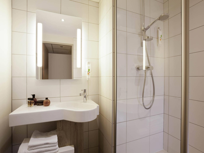 Bathroom 5, ibis Styles Chaumont Centre Gare, Haute-Marne