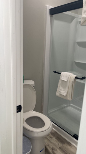 Bathroom 4, Robbins Motel, Hancock