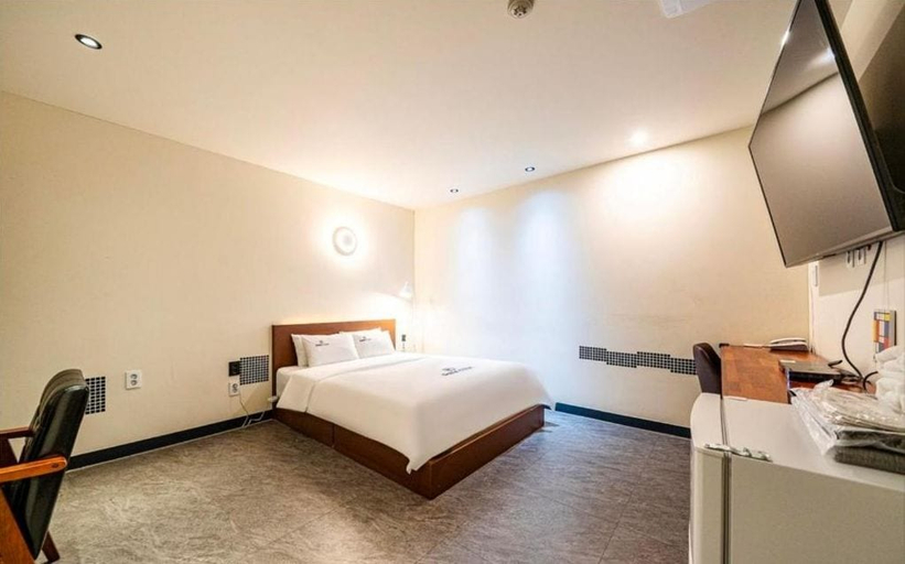 Room 2, Daily Motel, Jung