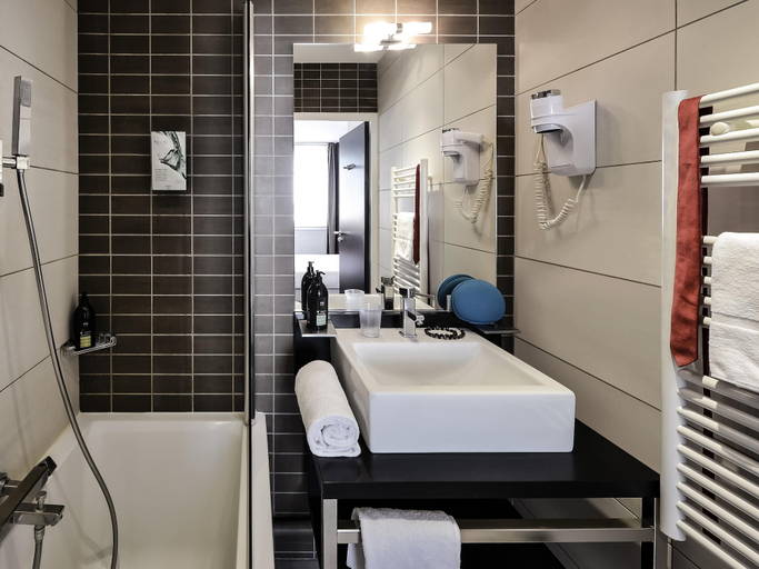 Bathroom 3, Aparthotel Adagio Grenoble Centre, Isère