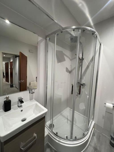 Bathroom, Welsh Getaway Apartment - Town Centre, Merthyr Tydfil