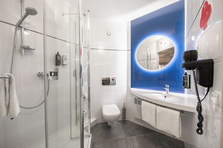 Bathroom 4, Ibis Warszawa Centrum, Warsaw