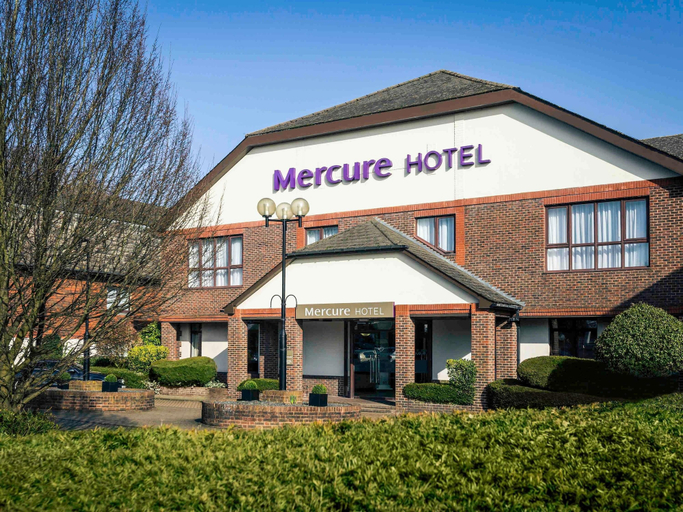 Exterior & Views 2, Mercure Dartford Brands Hatch Hotel & Spa, Kent