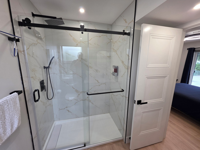 Bathroom 4, Peachview Suites, Central Okanagan