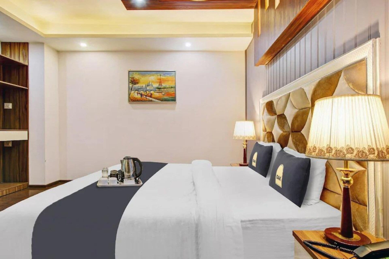 Room 4, Royal Saffron by Stay Pattern- City Center, Srinagar