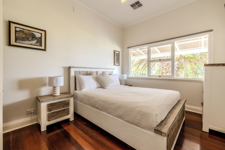 Room 3, Blue Horizon by The BNB Collection, Albany
