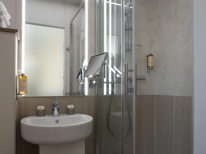 Bathroom 5, Mercure Paris Opéra Lafayette, Paris