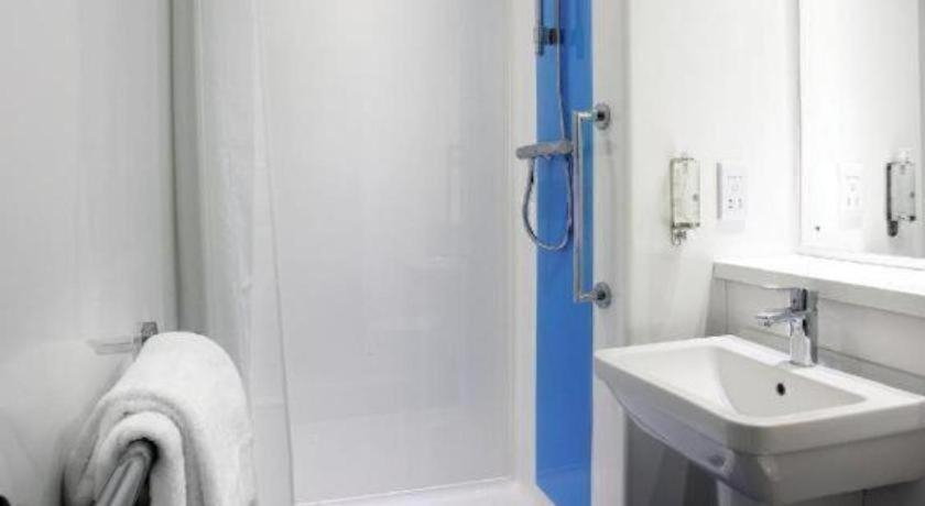 Bathroom 5, Travelodge Shrewsbury Battlefield, Shropshire