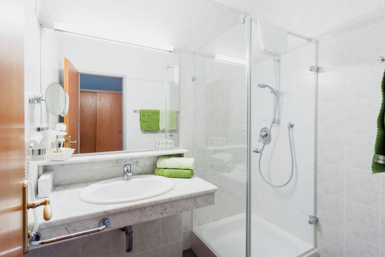 Bathroom 5, Hotel Zum Mohren, Reutte