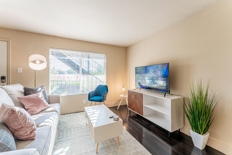 Room 4, Peaceful 2BR King Beds Suite Next to DT w Pool, Travis