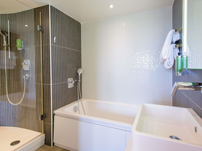 Bathroom 3, Novotel Suites Perpignan Mediterranée, Pyrénées-Orientales