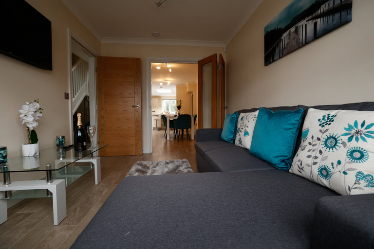 Living area 2, Modern 4-Bed House | Windsor | Driveway + Garden, Windsor and Maidenhead