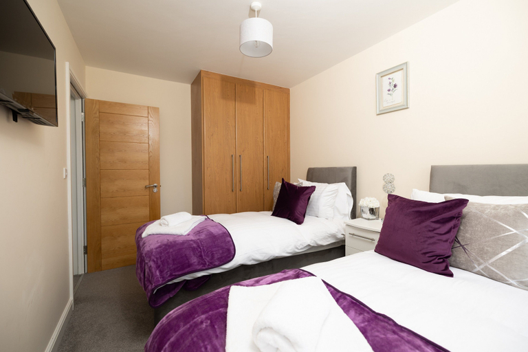 Room 3, Modern 4-Bed House | Windsor | Driveway + Garden, Windsor and Maidenhead