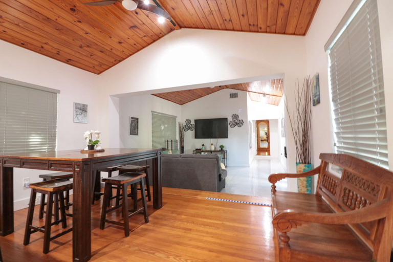 Room 5, Rustic Modern Miami Villa Private Patio and BBQ, Miami-Dade