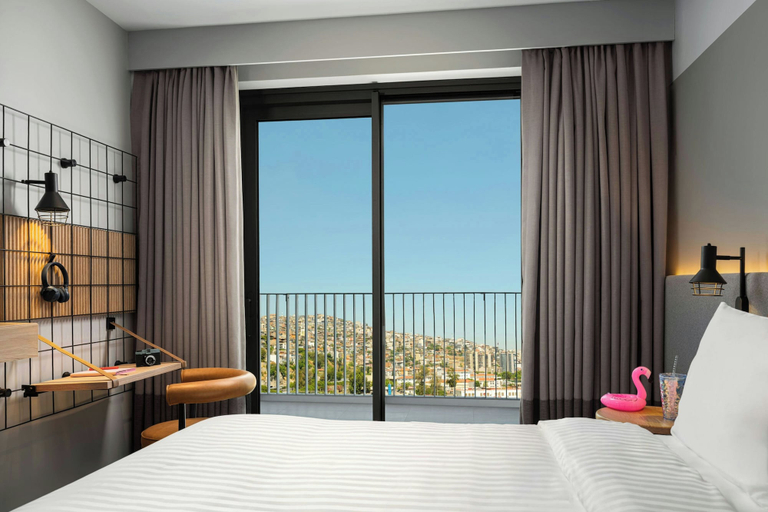 Room 3, Moxy Izmir, Konak