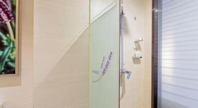 Bathroom 4, Lavande Hotel Xi'an High-Tech Zone West Avenue Sunshine City, Xi'an