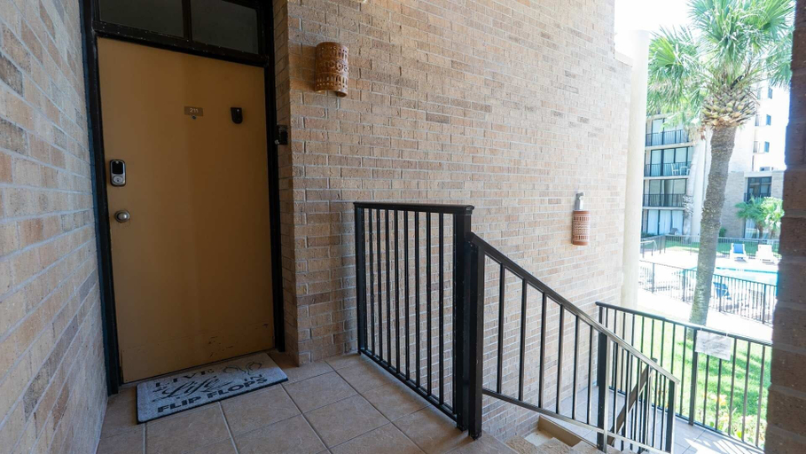 Property grounds 5, Sea Vista Beachfront 3br - Heated Pool 3 Bedroom Apts, Cameron