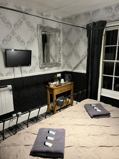 Others 5, The White Hart, Surrey