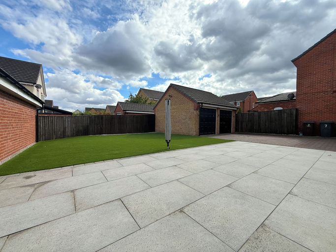 Property grounds, Big 4-Bedroom Home, Fully Equipped, Sheffield