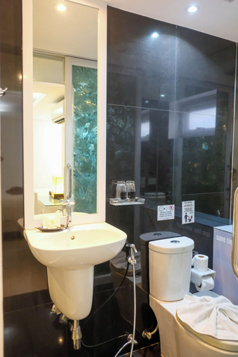 Bathroom 4, Baanpoon Apartment, Ko Samui