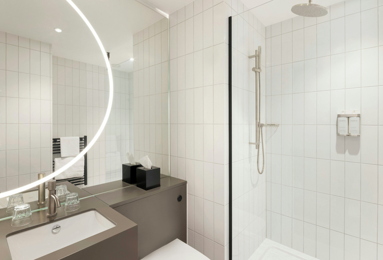 Bathroom 5, Leonardo Hotel Manchester Piccadilly, Manchester