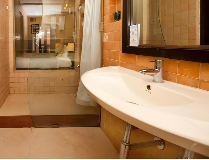 Bathroom, The Baga Marina Beach Resort & Hotel, North Goa