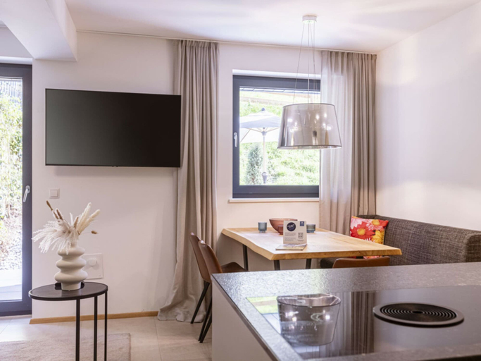 Dining 5, Holiday Apartment for 6 People & Infinity Pool, Sankt Johann im Pongau