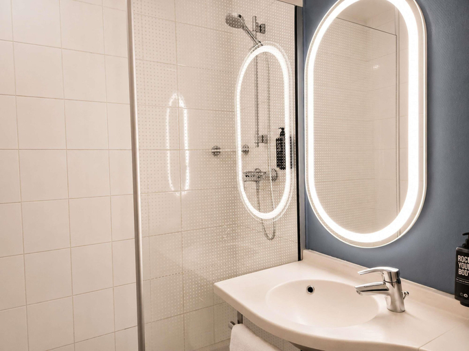Bathroom 5, ibis Paris Porte d'Italie, Val-de-Marne