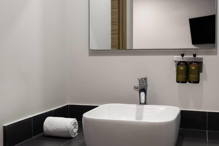 Bathroom 5, Hotel MX zocalo CDMX, Trademark Collection by Wyndham, Mexico City