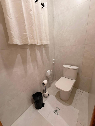 Bathroom 4, Chales Elliotti, Camanducaia