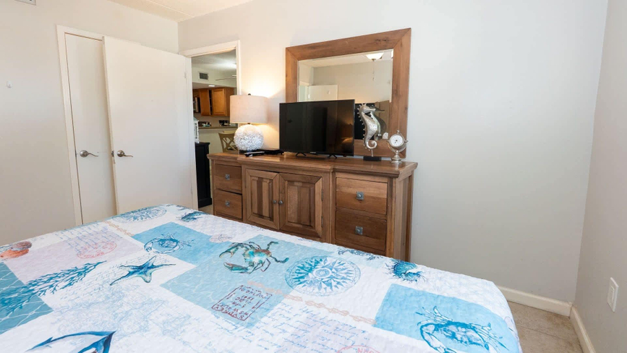 Room 5, 2br Half Block To Beach, Garage, Heated Pool 2 Bedroom Apts, Cameron