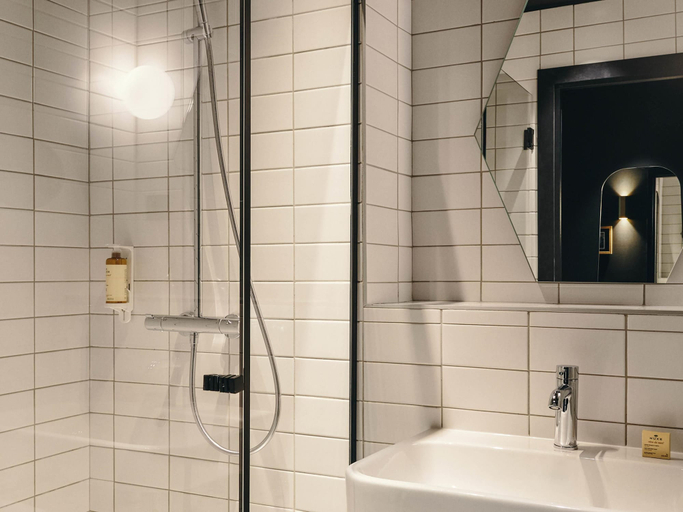 Bathroom 4, Hôtel Mercure Marseille Canebière Vieux-Port, Bouches-du-Rhône