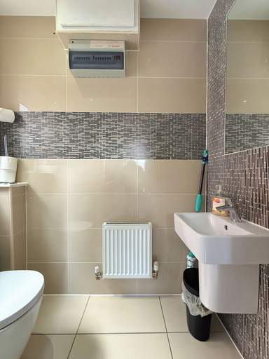 Bathroom 3, Big 4-Bedroom Home, Fully Equipped, Sheffield