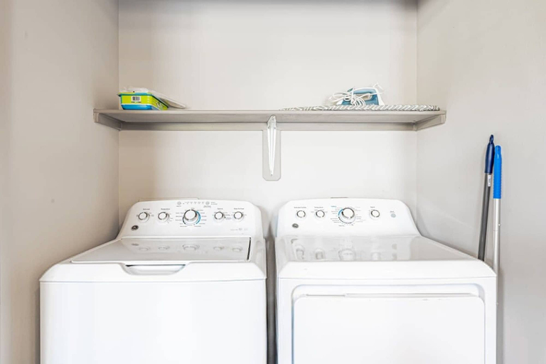 Room 3, Chic 2BR King Suite Fast Wifi 8 min to Downtown, Travis
