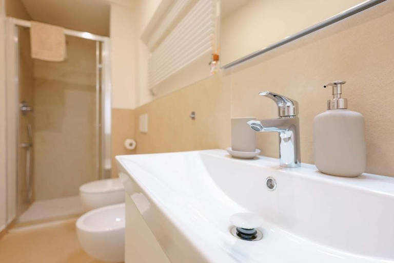 Bathroom 4, Sotto le Torri by Edera Rooms, Bologna