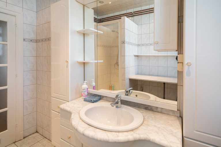 Bathroom 5, Spacious 3-bedroom Apartment, Antwerpen