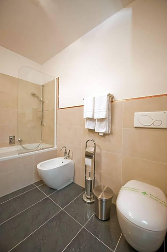 Bathroom 3, Palazzo Lombardo, Florence
