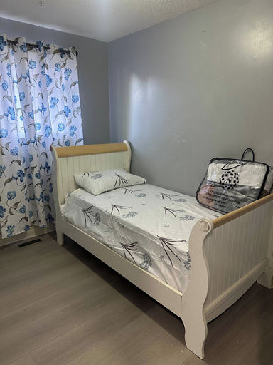 Room 3, Bright 3 Bedroom House Main Floor in Scarborough, Toronto