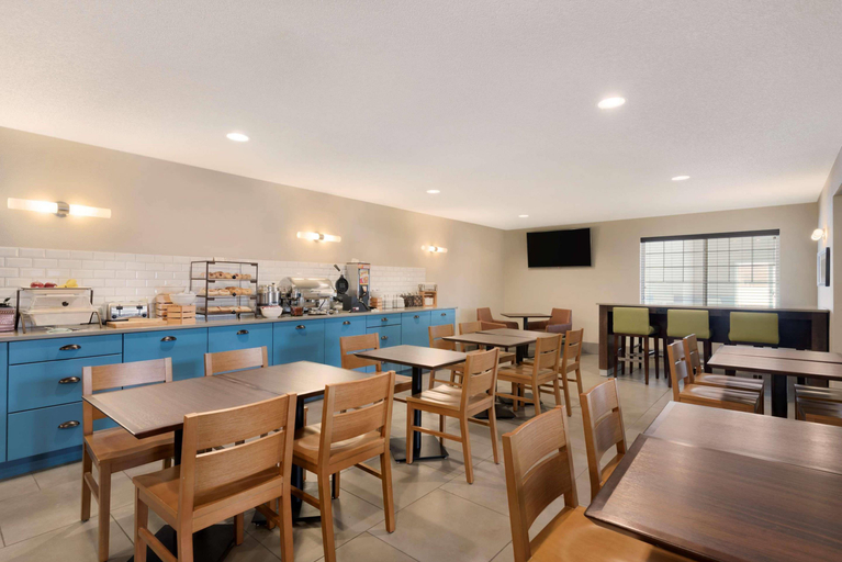 Food & Drinks 5, Country Inn & Suites By Radisson Chippewa Falls Wi, Chippewa