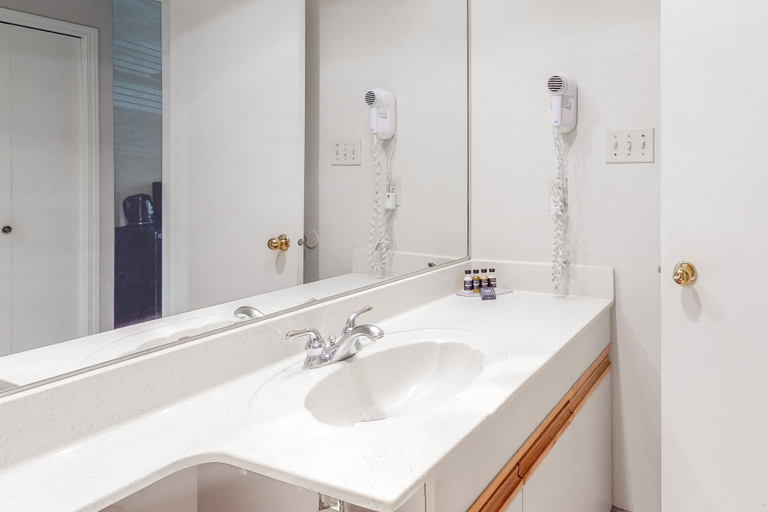 Bathroom 3, Glacier Lodge, Squamish-Lillooet